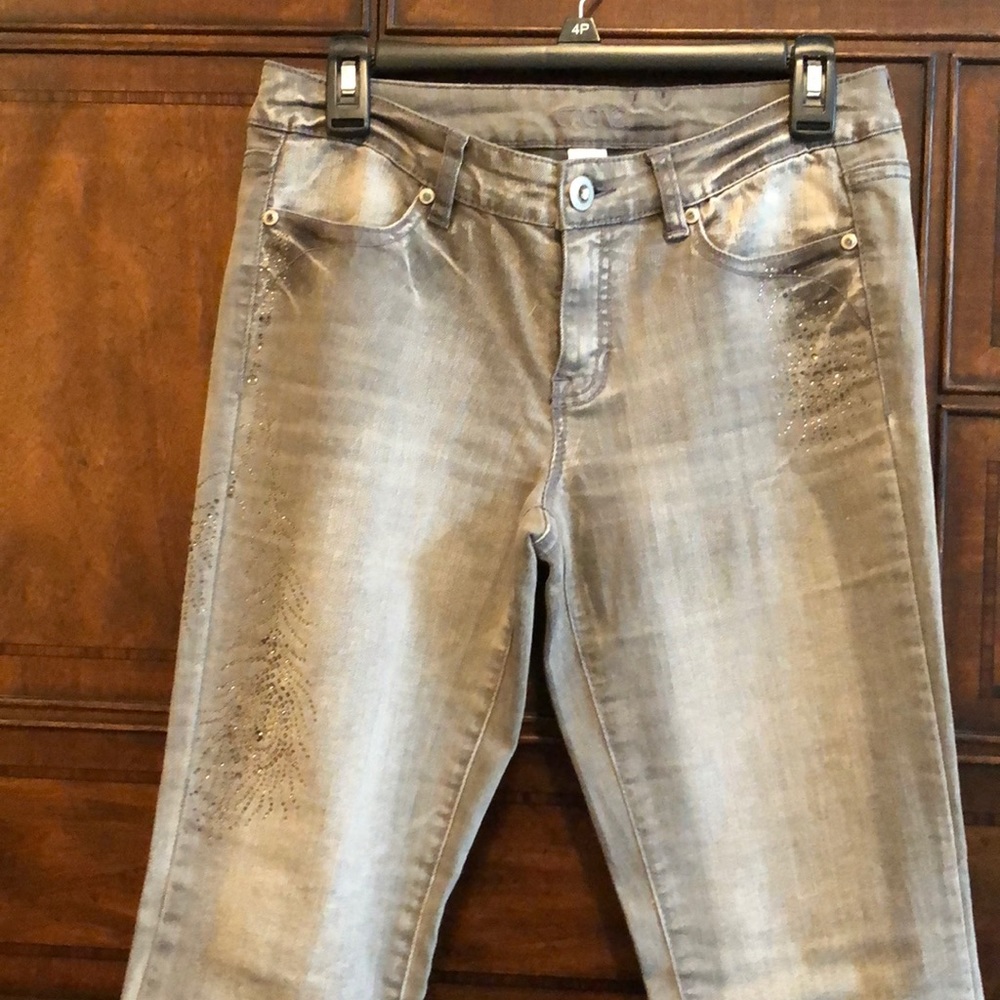 Jeweled jeans missing rivet on left back pocket